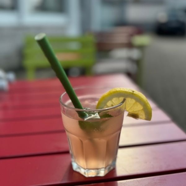 sommerdrink mit zitrone